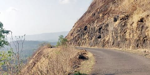 पुणे : कादवे घाटात दुर्घटनांची टांगती तलवार