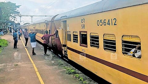 Kerala Cheriyanad Railway Station : स्टेशनवरील थांबा विसरून चक्क रेल्वे १ किलोमीटर गेली पुढे