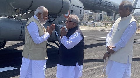 विमानतळावर पंतप्रधान नरेंद्र मोदी यांचे स्‍वागत करताना राजस्‍थानचे राज्‍यपाल कलराज मिश्र. सोबत मुख्‍यमंत्री अशोक गेहलोत. 