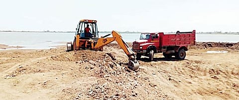 नगरमधील टाकळीभानला अवैधपणे मुरूम वाहतूक