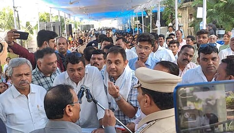 नागपूर : कोराडीत नव्या वीज संचाना विरोध जनसुनावणीत राडा, समर्थक-विरोधक भिडले