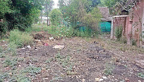 नाशिक : पोलिस वसाहतीत पसरलेले कचर्‍याचे ढीग. पोलीस वसाहतीत गळक्या छतावर लावलेला प्लास्टिकचा कागद.(छायाचित्रे : हेमंत घोरपडे)