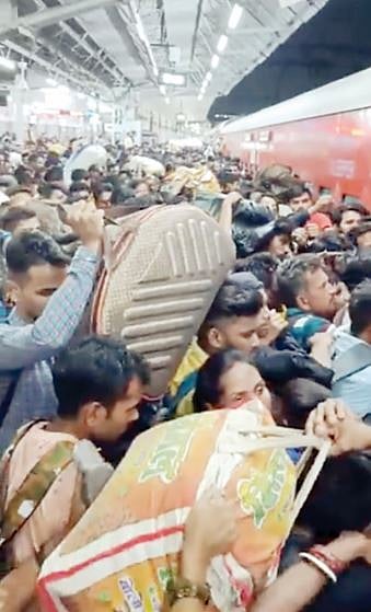 दानापूर एक्स्प्रेसची गर्दी हटता हटेना ! चिमुकल्यासह आई अडकली गर्दीत