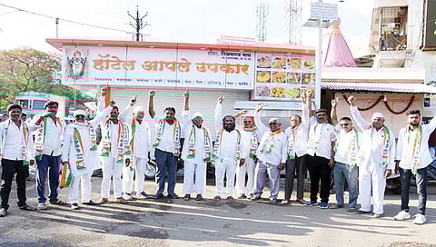 सटाणा : राष्ट्रवादी काँग्रेसचे अध्यक्ष शरद पवार यांनी पक्षाध्यक्षपदाचा राजीनामा देण्याचा निर्णय मागे घ्यावा, या मागणीसाठी येथे बसस्थानकावर एकत्रित जमलेले पक्षाचे पदाधिकारी व कार्यकर्ते.(छाया : सुरेश बच्छाव)