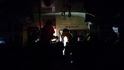 लालपरीत किर्रर्र अंधार, मोबाईलच्या प्रकाशात काढले तिकीटे; एसटी बसेसच्या कारभारावर प्रश्नचिन्ह