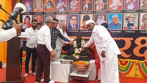 वणी :  छत्रपती संभाजी महाराज यांचे प्रतिमापूजन करताना वणी पोलीस ठाण्याचे सहायक पोलीस निरीक्षक निलेश बोडखे, डाॅ. दीपक देशमुख, आबासाहेब देशमुख, प्रकाश कड आदी. (छाया: अनिल गांगुर्डे) 