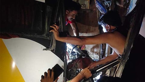 वाशिम: समृद्धी महामार्गावर बसची ट्रकला धडक; १२ प्रवाशी गंभीर जखमी