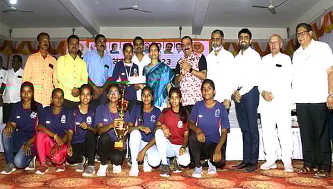 चांदवड : 'खासदार चषक २०२३' मधील विजेत्यांना बक्षीस वाटप करताना सिनेअभिनेते मकरंद अनासपुरे, ना. डॉ. भारती पवार, आ. डॉ. राहुल आहेर, केदा आहेर, भूषण कासलीवाल, बेबिलाल संचेती, अजित सुराणा, जवाहरलाल आबड आदी. (छाया : सुनील थोरे).