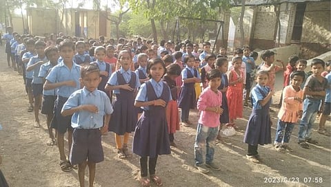 Dhule Sakri : शाळेची घंटा वाजली, विद्यार्थी आलेत, पण शिक्षक आहेत कुठे? 