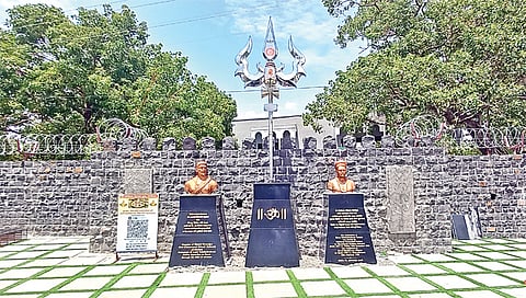 त्र्यंबकेश्वर : येथील देवस्थान ट्रस्टच्या प्रांगणात विराजमान करण्यात आलेला छत्रपती शिवाजी महाराज आणि श्रीमंत नानासाहेब पेशवे यांचा पुतळा.(छाया : देवयानी ढोन्नर)