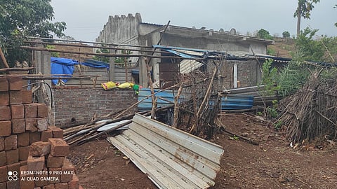 नंदुरबार : शहादा तालुक्यात अनेक ठिकाणी घराचे पत्रे उडाले. (छाया: योगेंद्र जोशी)