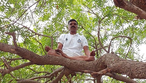International Yoga Day : कडूलिंबाच्या झाडावर केला योगा, नाशिकच्या शिक्षकाची सर्वत्र चर्चा    