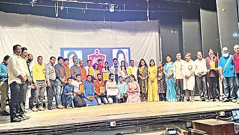 नाशिक : महर्षी चित्रपट संस्थेच्या वतीने आयोजित लघुपट महोत्सवाच्या पारितोषिक वितरणाप्रसंगी अभिनेता चिन्मय उदगीरकर, मयूरी कापडणे, वैद्य विक्रांत जाधव, पंकज खताळ, निशिकांत पगारे, मुक्तेश्वर मुनशेट्टीवार, संजय करंजकर, राजू देसले, राजू शिरसाठ, गणेश बर्वे, डॉ. धर्माजी बोडके आदी मान्यवरांसह विजेत्या लघुपटांचा चमू. (छाया : हेमंत घाेरपडे)