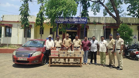 पिंपळनेर : चारचाकी वाहनामधून होणारी मदयाची तस्करी रोखत वाहनासह संशयित आरोपीस ताब्यात घेताना पिंपळनेर पोलीस पथक. (छाया: अंबादास बेनुस्कर)