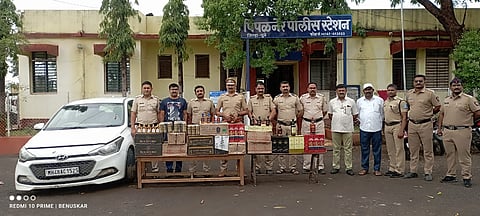 पिंपळनेर : अवैध मद्यतस्करीतून वाहनासह मुद्देमाल जप्त करताना पिंपळनेर पोलीस पथक. (छाया: अंबादास बेनुस्कर)