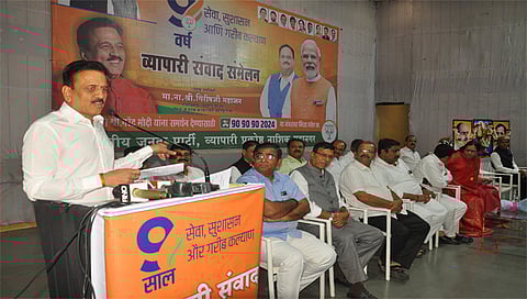 नाशिक : भाजपाच्या मोदी@9 महाजनसंपर्क अभियाना अंतर्गत व्यापारी संमेलनात बोलताना ना. गिरीश महाजन समवेत मान्यवर. (छाया : रूद्र फोटो)