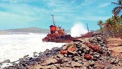 समुद्र खवळला; अजस्त्र लाटांचा कोकण किनाऱ्याला तडाखा