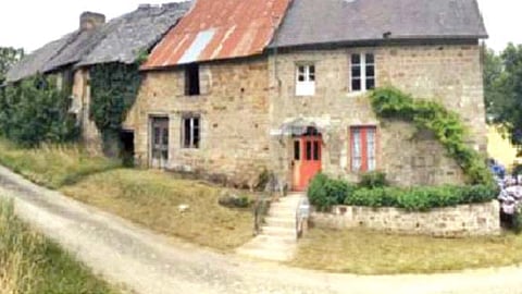 एका घराच्या किंमतीत खरेदी केले अख्खे गाव!