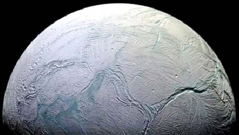 शनीच्या चंद्रावर पाण्याच्या वाफेचे ढग