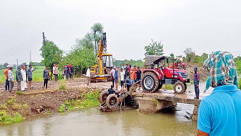 कालव्यात ट्रॉली उलटली; चार महिला मजूर ठार