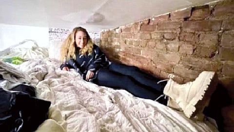 काडेपेटीसारख्या घरात बेडरूम आणि किचन!