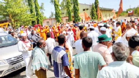 तांबमाळ येथे वारकर्‍यांनी पुणे-पंढरपूर मार्ग रोखून धरला होता.  