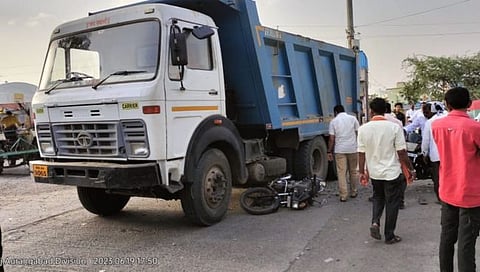Beed Accident : केज येथे ट्रकची मोटार सायकलला धडक; बहिण भाऊ जखमी