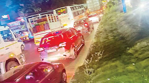 खासगी बस रात्री चक्क कुठेही थांबतात ! हडपसर परिसरातील स्थिती