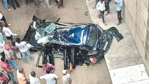 Nashik : समृद्धी महामार्गावर पुलावरील कठडा तोडून कार कोसळली, तीघे गंभीर