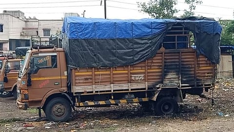 नाशिक : ट्रकने घेतला पेट अन् लग्नाचे फर्निचर झाले खाक