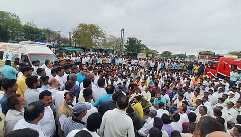 Nashik accident : बसच्या धडकेत तिघे ठार, संतप्त ग्रामस्थांचा रास्तारोको