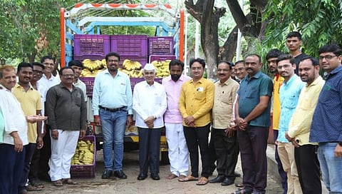 धुळे : भाविकांसाठी दीड टन केळी पंढरपूरला रवाना