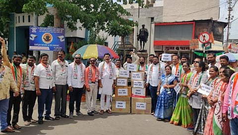 धुळे : राष्ट्रवादीने केला खोके दिवस साजरा, गद्दार दिवसाचा आरोप करीत आंदोलन