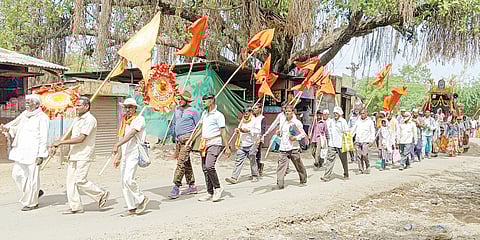 Ashadhi wari 2023 : टाळ, मृदुंग अन् हरिनामाने दुमदुमली गावे; नगर -सोलापूर मार्ग भगवेमय