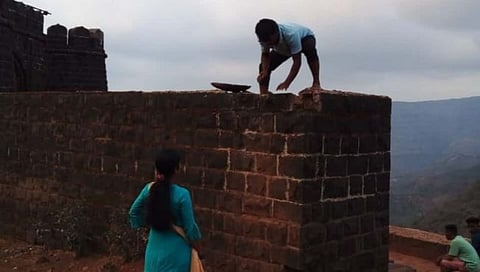 कोल्हापूर : विशाळगडावरील ‘मुंढा दरवाजाची डागडुजी