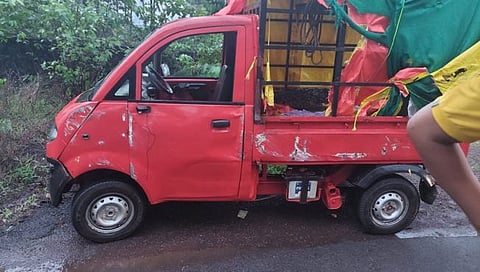 रत्नागिरी : मुसळधार पावसामुळे दापोलीत मालवाहू वाहन पलटले