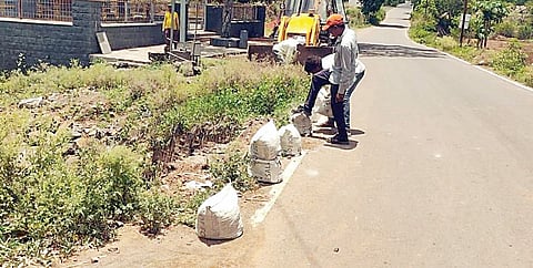 वेल्हे : पुलावरून दुचाकी कोसळून दोन भाविक गंभीर जखमी