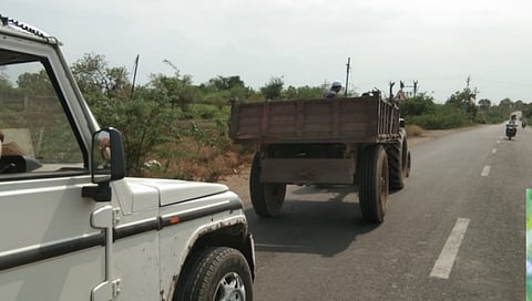 बीड : गेवराई तालुक्यातील वाळू तस्कराकडून पैठण तहसीलदारासह पथकावर दगडफेक