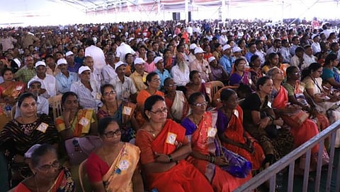 सिंधुदुर्ग : कुडाळात ‘शासन आपल्या दारी’ कार्यक्रमाला मोठी गर्दी; मुख्यमंत्र्यांचे मोबाईल टॉर्च ऑन करत स्वागत