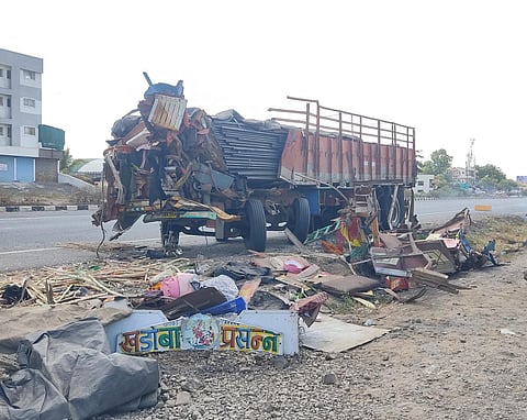 पुणे-सोलापूर महामार्गावर ट्रकची ट्रॉलीला धडक ; चुलता – पुतण्याचा जागीच मृत्यू