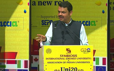 विद्यापीठांना आता दर पाच वर्षांनी अभ्यासक्रम बदलावे लागणार: देवेंद्र फडणवीस