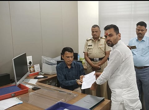 नगर: नाट्यमय घडामोडीनंतर अखेर पारनेर नगराध्यक्ष विजय औटी यांचा राजीनामा