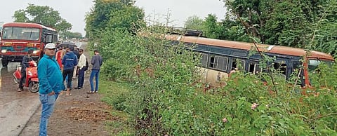पुणे : स्टेअरिंग फेल झाल्याने एसटी दगडाला धडकली ; 70 ते 75 प्रवासी बालंबाल बचावले