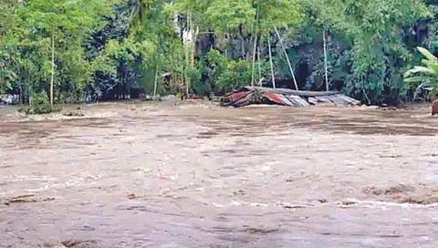 बारपेटा (आसाम) : आसाममध्ये अशी अनेक घरे पुराच्या पाण्याखाली बुडाली आहेत.