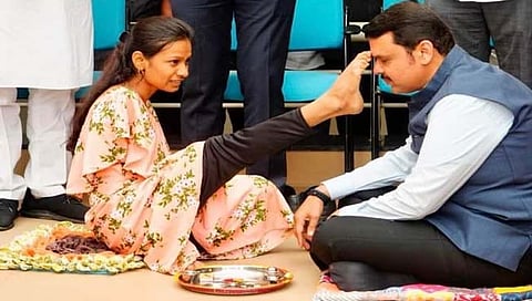 Devendra Fadnavis | पायाच्या अंगठ्यानं कपाळावर टिळा लावताच फडणवीसांच्या डोळ्यात तरळले पाणी…