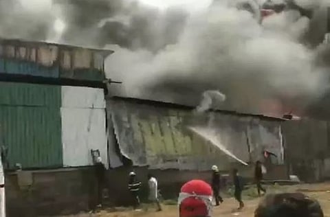 ‘मालक आपल्या गोदामाला आग लागली ! ’ सुरक्षारक्षकाने दिली गोदामाला आगीची माहिती