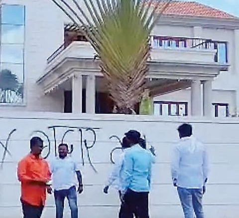 कर्जत बाजार समिती निवडणूक : राजेंद्र फाळके यांच्या घरावर लिहिले ‘गद्दार’