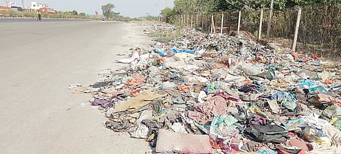 पुणे-सोलापूर महामार्ग बनतोय कचरा डेपो