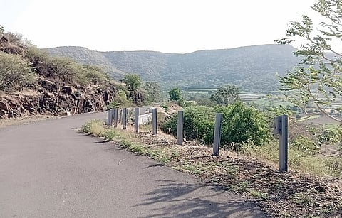 लोणी-धामणी : घाट रस्त्याची संरक्षक जाळी गायब