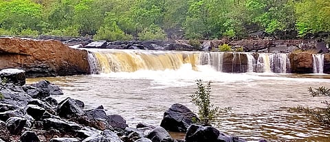 आजरा : रामतीर्थ धबधबा पाहण्यासाठी पर्यटकांची गर्दी; तालुक्यात वर्षा पर्यटनाला सुरुवात